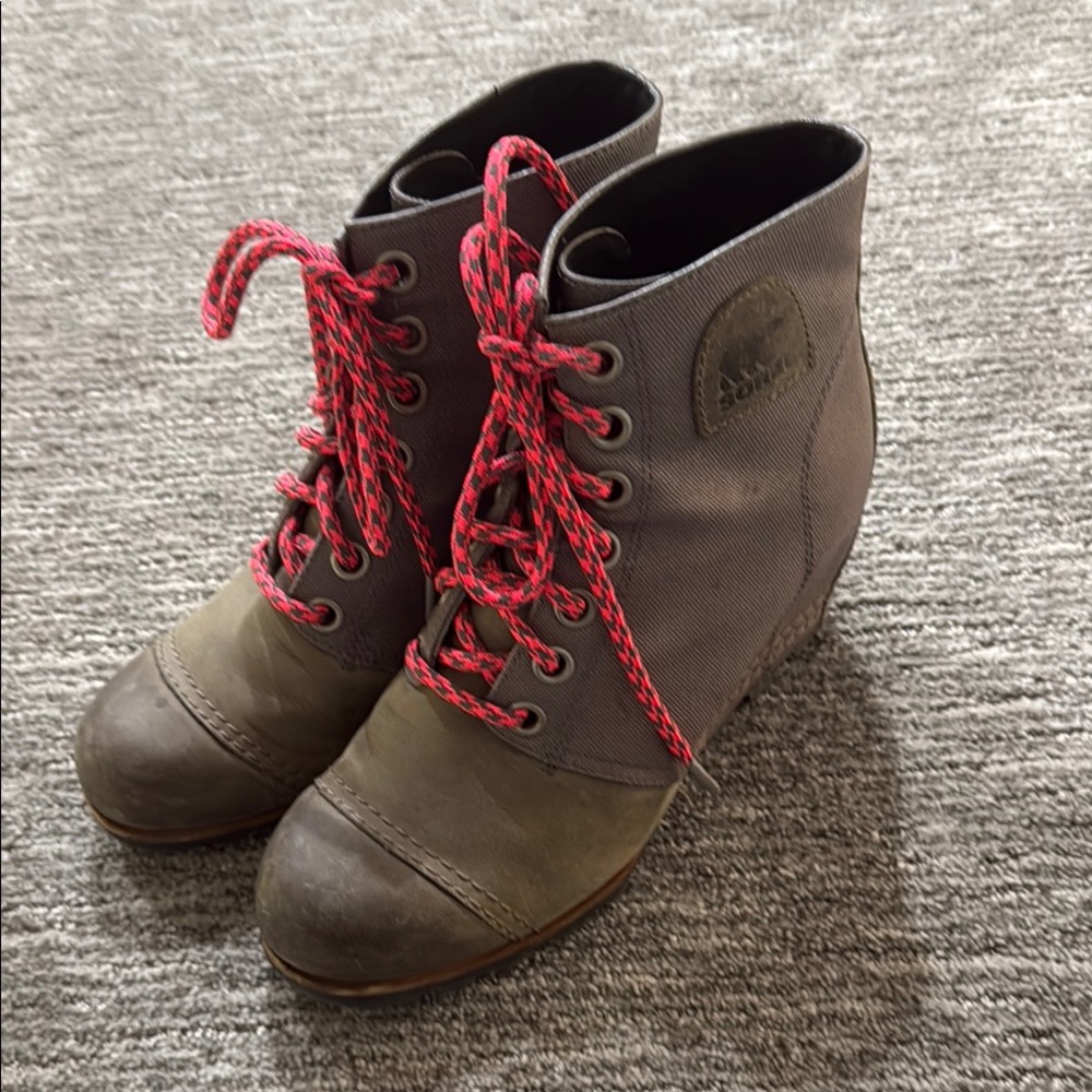 Sorel Joan of Arc Wedge ankle Boots size 9
